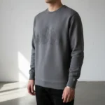 Renkli baskılı sweatshirtlerin gösterildiği şık bir görüntü.