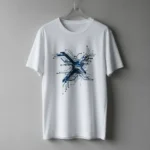 Farklı renklerde baskılı tişörtler ve sweatshirtler askıda