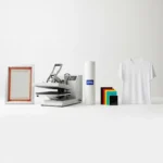 Farklı baskı teknikleriyle süslenmiş renkli tişörtler.