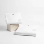 Renkli baskılı tişörtler ve sweatshirtlerin şık bir düzenle sergilendiği görüntü.